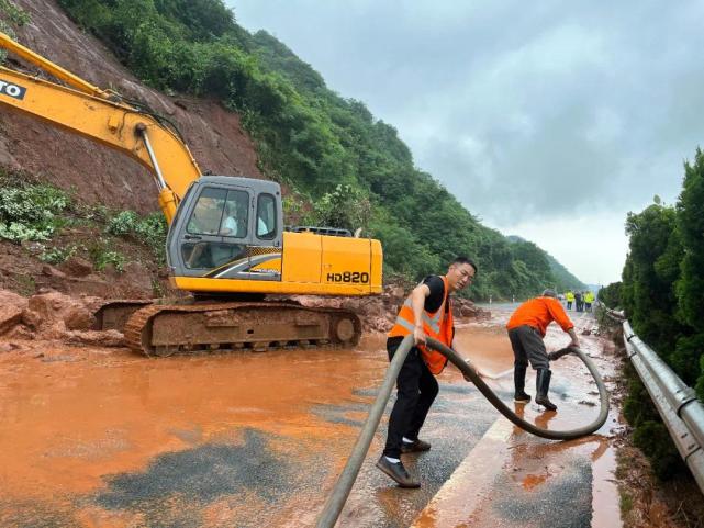 邊坡坍塌發生後,泥土伴隨著雨水掩蓋住了大部分路面,整個路面變得泥濘