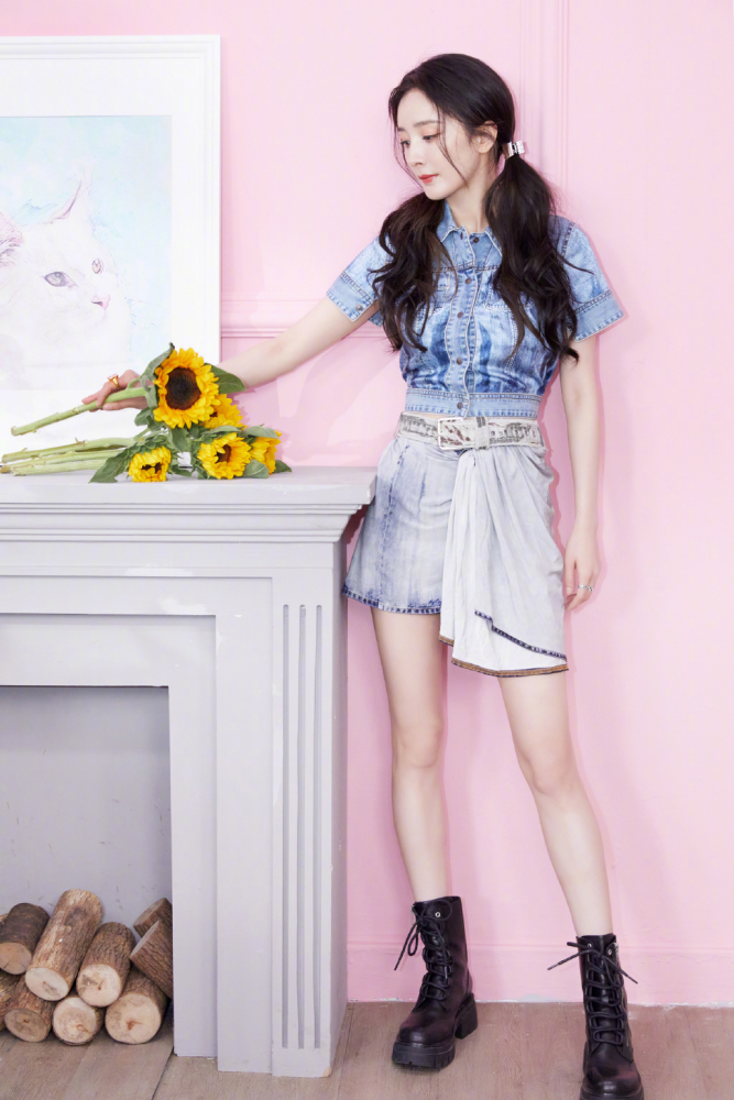 杨幂身穿蓝色牛仔t恤搭配短裙清新可爱,双马尾真绝了_腾讯新闻