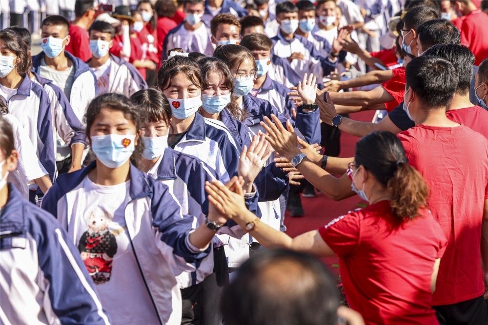 高考前一天,库车市第四中学为高三学生举行"为梦而战·决胜高考"壮行