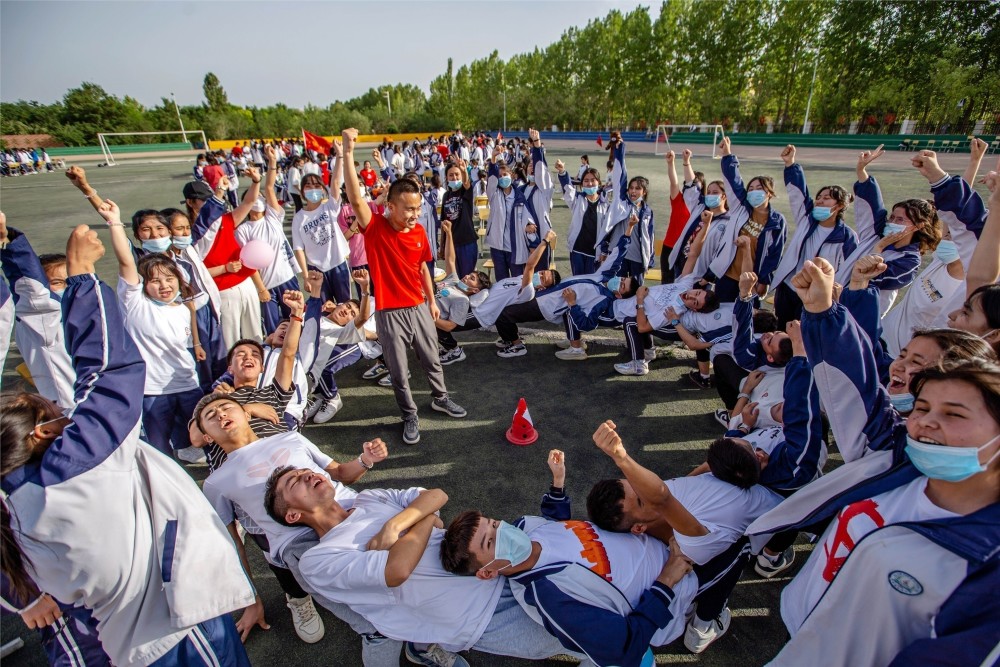 6月4日,库车市第四中学高三年级正在进行"互为支点"减压活动.