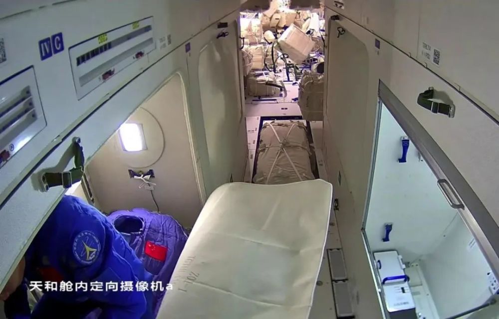 问天实验舱内部布局曝光！三个竖式睡舱，12月航天员“站”着睡觉
