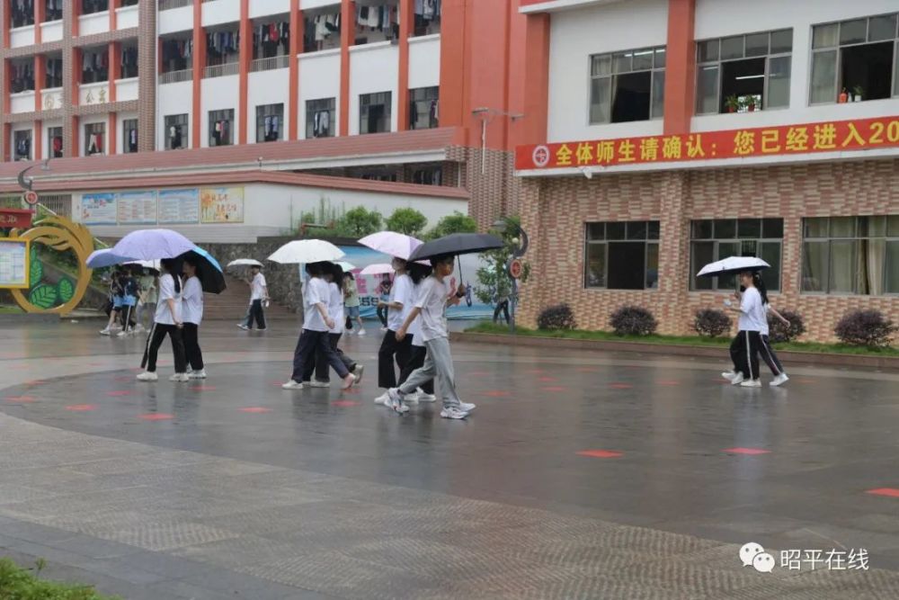 6月6日,記者在昭平中學看到,