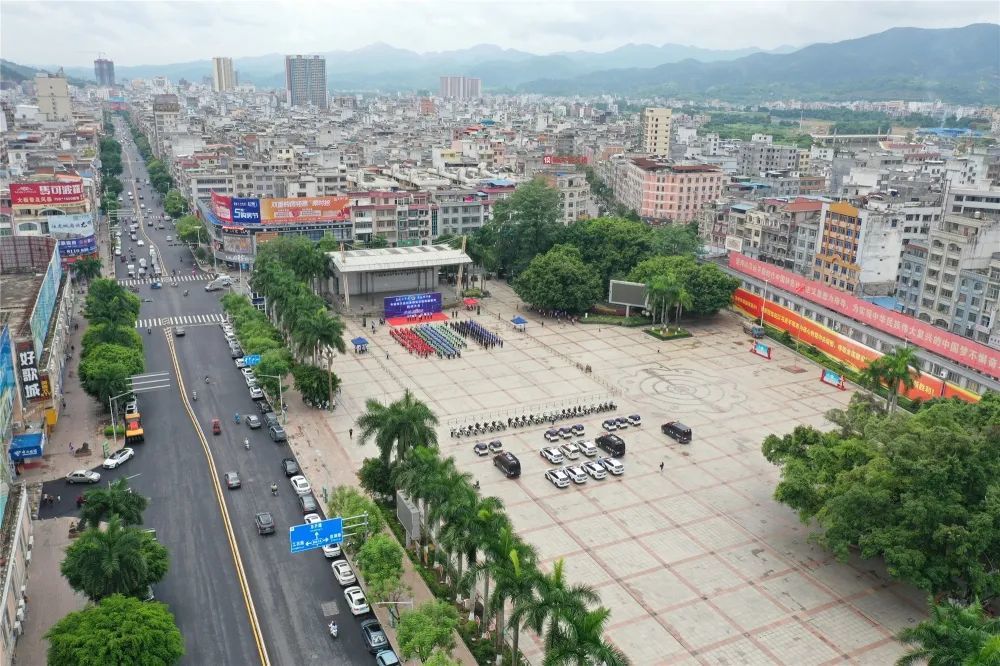 一排排整齐的车队一行行严整的队列岑溪市人民广场6月6日上午沙场点兵