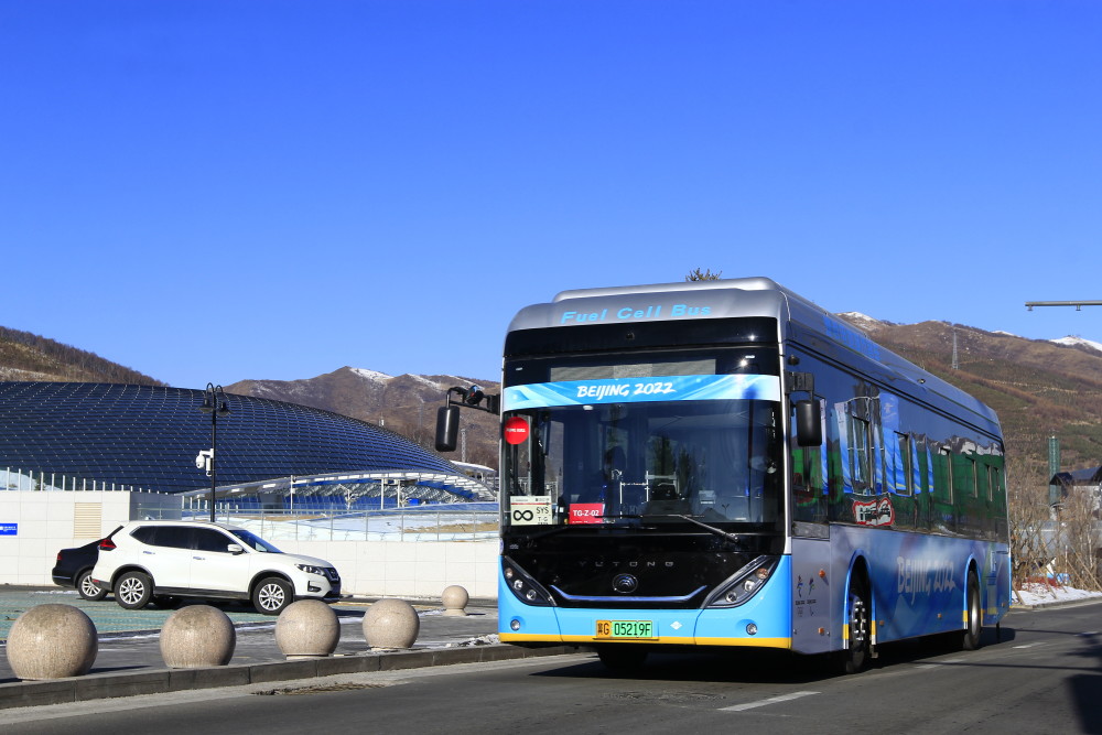 受访者供图一辆蓝色的公交车,在冰天雪地里驶离张家口火车站,很快到达