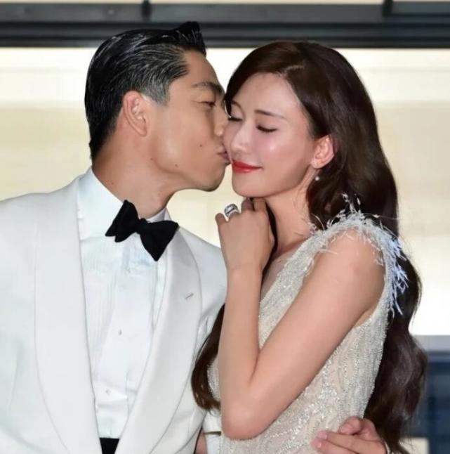 林志玲晒一家三口牵手照庆结婚三周年,儿子继承妈妈基因皮肤雪白