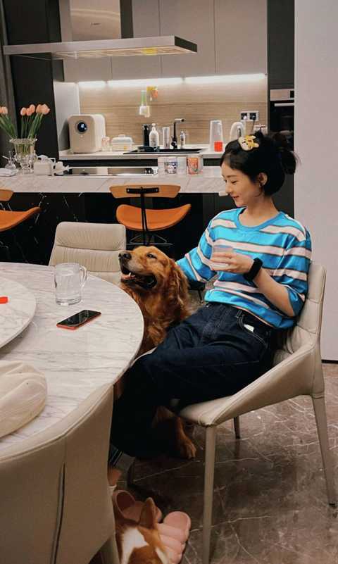 赵丽颖与闺蜜聚会,素颜出镜发际线奇怪满是碎发,当妈后看小孩满眼温柔