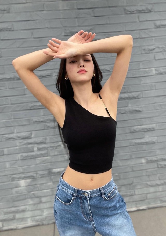 "平坦小腹,蚂蚁腰",韩国女星yooa晒近照秀身材,充满健康活力