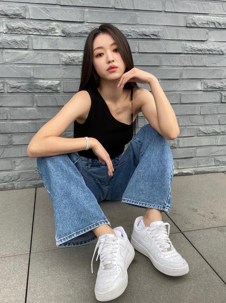 平坦小腹蚂蚁腰韩国女星yooa晒近照秀身材充满健康活力