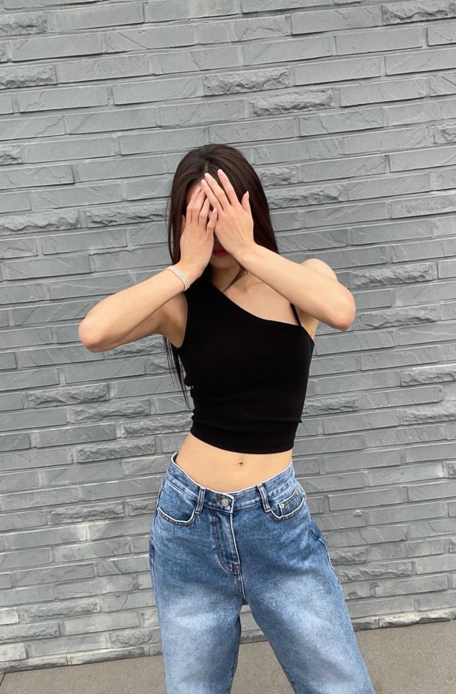 平坦小腹蚂蚁腰韩国女星yooa晒近照秀身材充满健康活力