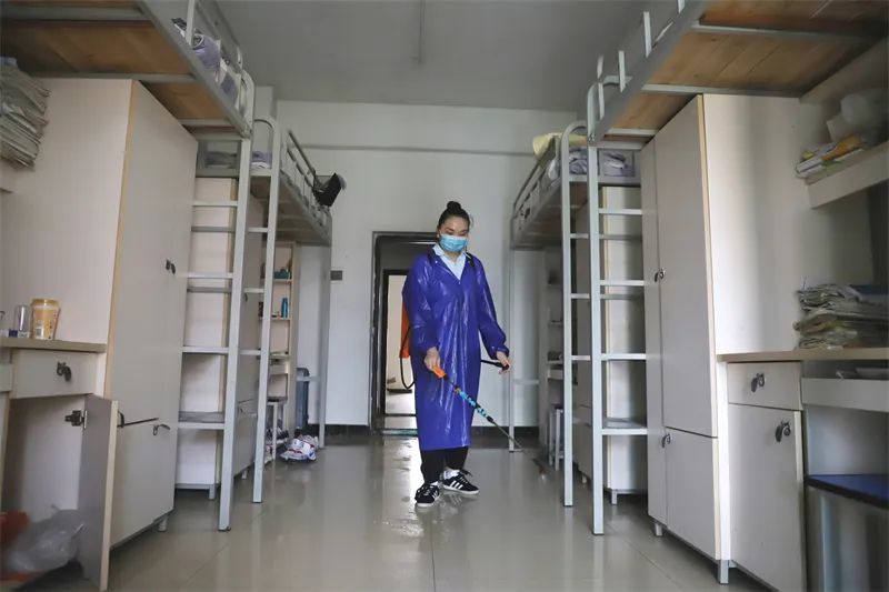 6月6日,记者走进玉屏民族中学考点,在三号宿舍楼,只见宿管阿姨彭小