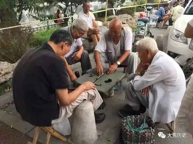 北京老人捡回两张“破椅子”，还曾遭家人数落，多年后拍出2300万幼儿园英语句子大全