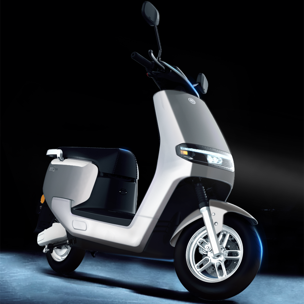 新推出两款高配置电动车,车型时尚,动力足,续航200公里