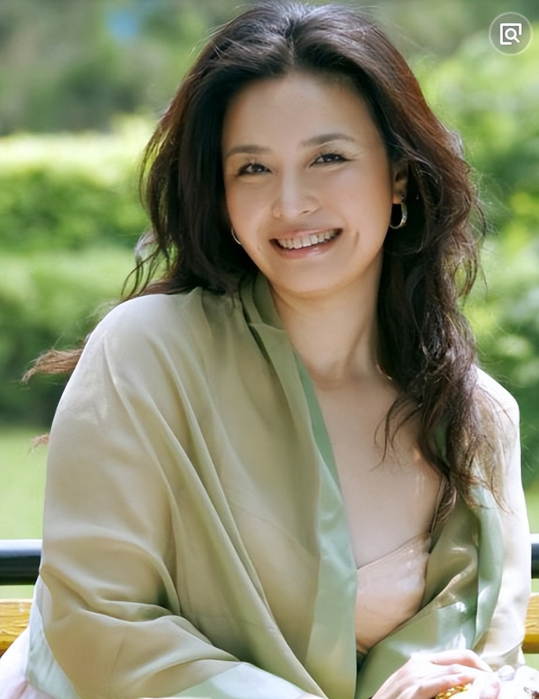 王澜年轻时秀雅又时髦如今却被网友感叹成臃肿大妈不敢认了