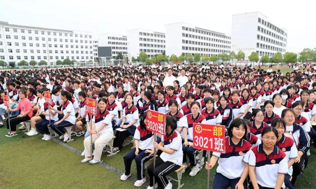 淮滨高中举行2022届毕业典礼