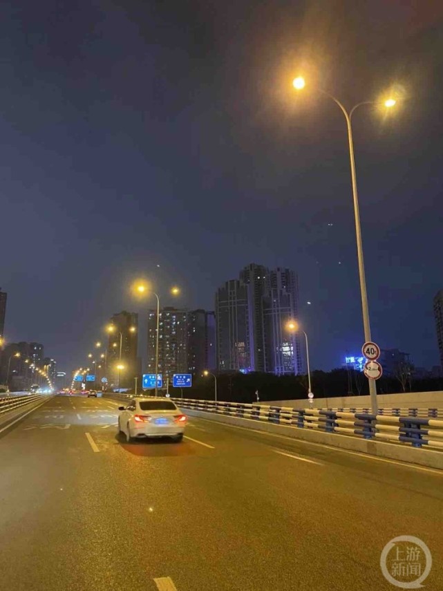 重庆多条道路的路灯上新了