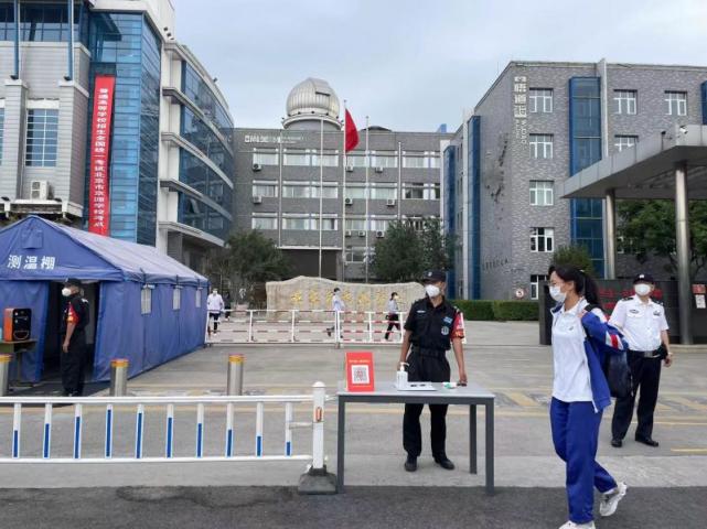 北京市京源学校考点:门前设置100米考生专用通道 家长即送即走