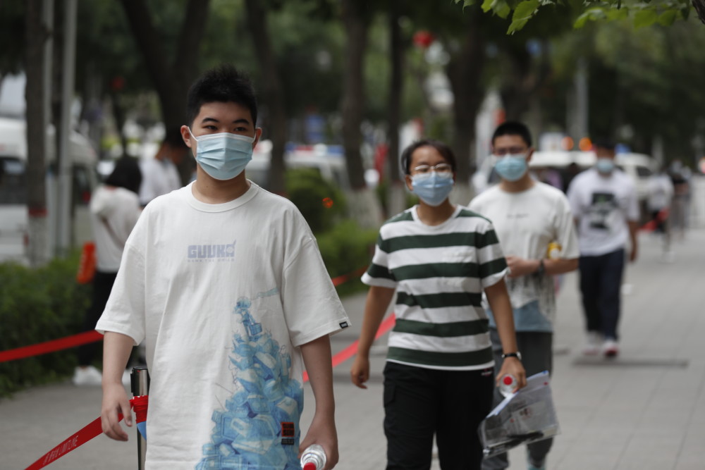 图说2022高考刚刚乌鲁木齐市考生入场高考