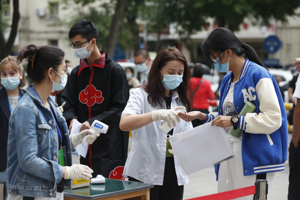 石榴云/新疆日报记者秦鹏摄6月7日晨,考生们前往2022年普通高考