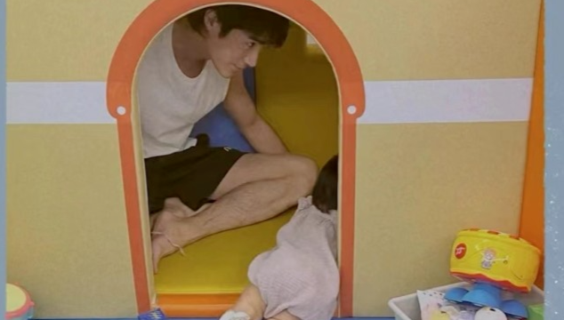 姜潮在家带娃,8个月大的艾米丽趴在垫子上玩,表情超萌