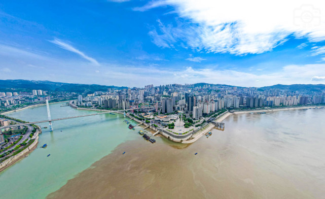 涪陵的地形与重庆主城相似,不仅都是山城,而且都是两江交汇之地,乌江