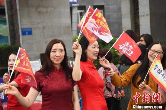 重庆众多送考家长穿旗袍 寓意"旗开得胜"