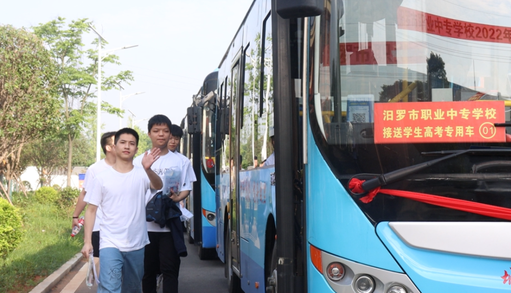 梦中的时候,城乡巴士驾驶员严振平已经早早来到客运总站大巴车停放点