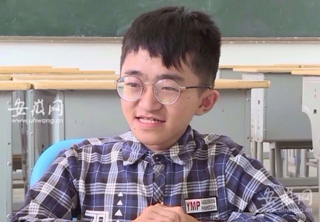 据宿松中学罗钊校长介绍,张亮的考点在宿松二中,由于无法行走,考试