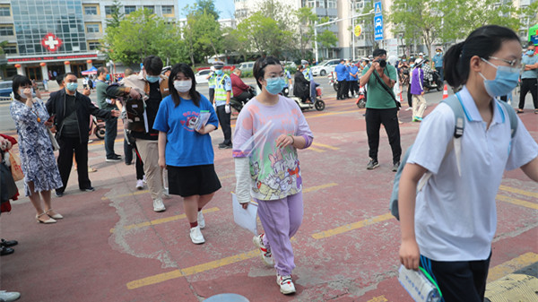 位於河北省秦皇島市第三中學考點,考生準備進入考場(央廣網發 曹建雄