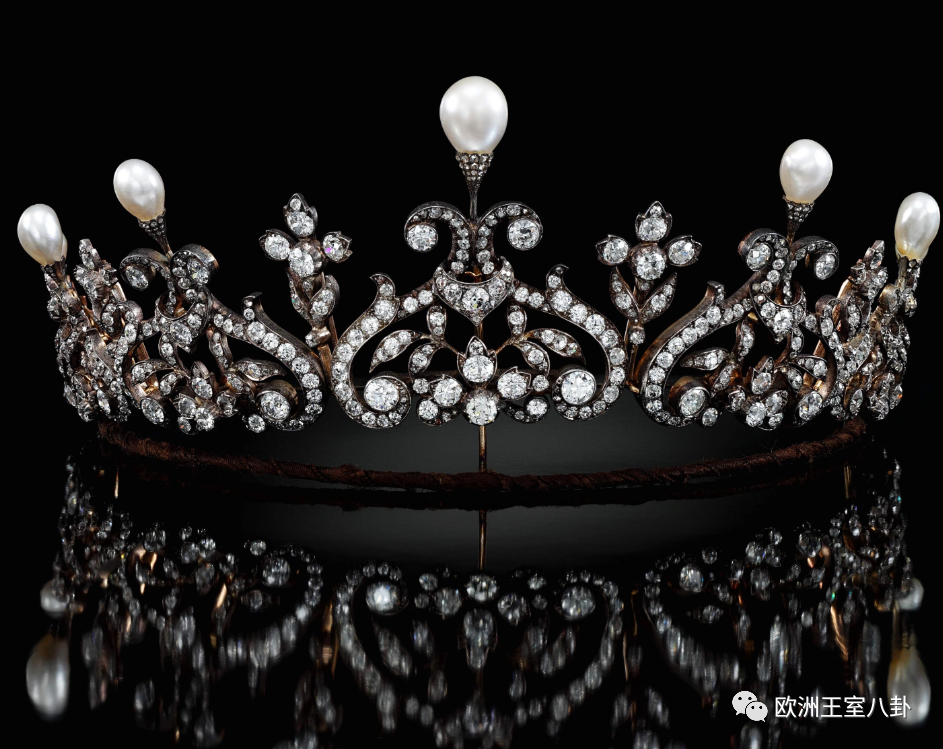 致敬女王即位70年这家拍卖行借来40多顶古董王冠开展