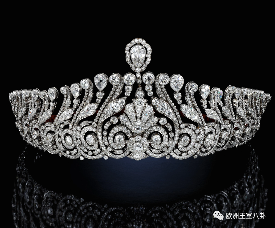 致敬女王即位70年,这家拍卖行借来40多顶古董王冠开展_腾讯新闻