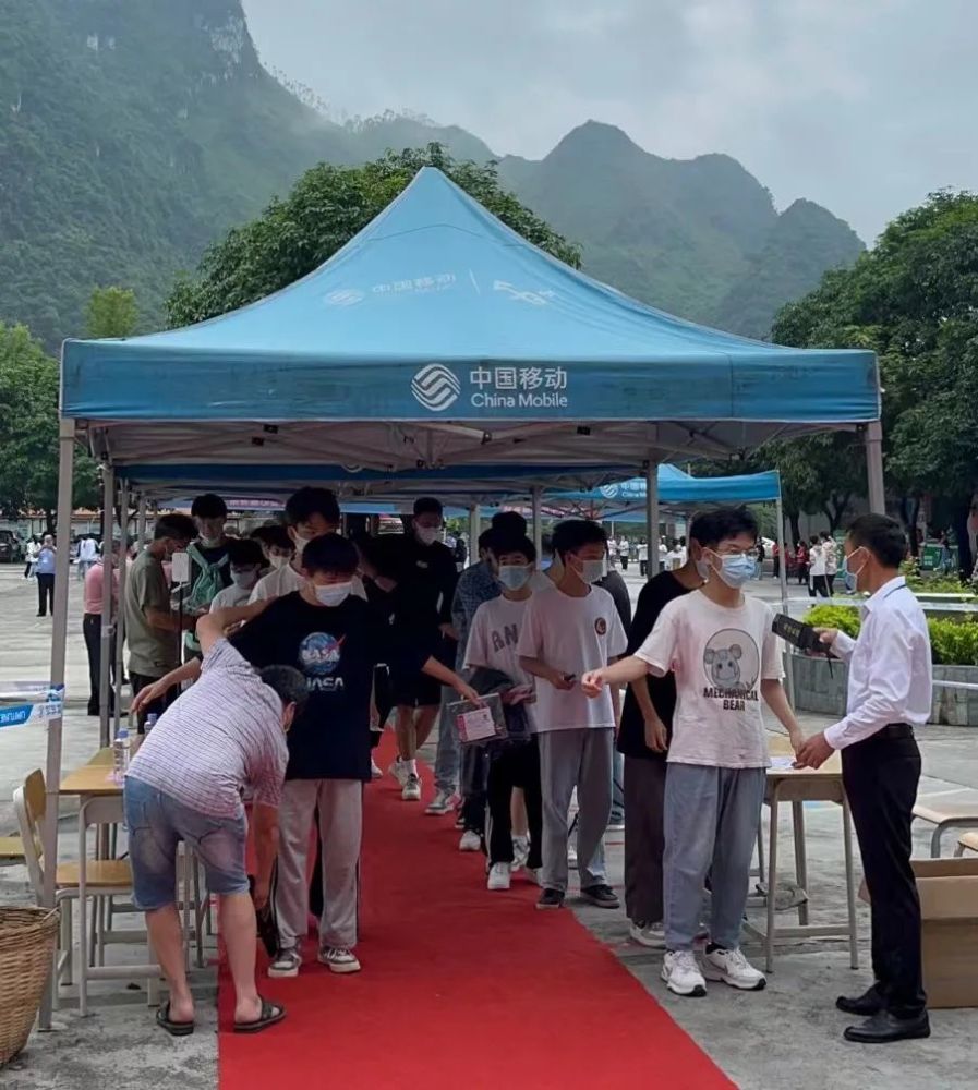 到早上7时,金城江城区爱心送考出租车将考生送至河池市民族高级中学