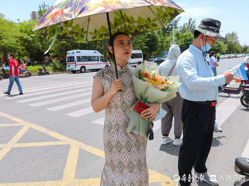 直击高考丨首场考试结束妈妈们手持鲜花迎接考生