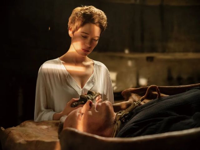 《未来罪行》是一部如此具有德勒兹哲学气质的电影,但却以一种德勒兹