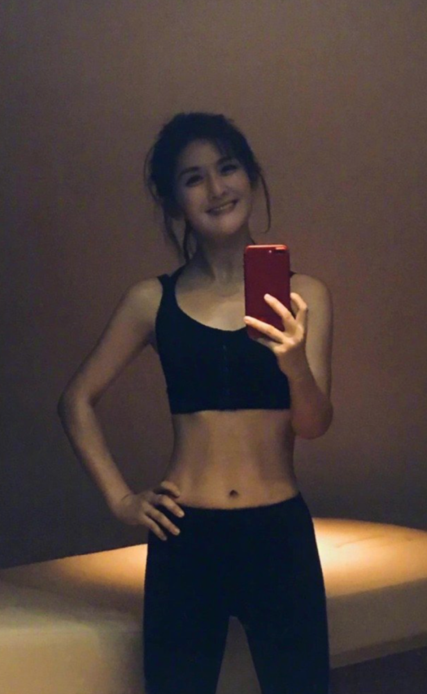 41岁谢娜为高考考生加油晒出高难度瑜伽美照腰肢纤细身材健美