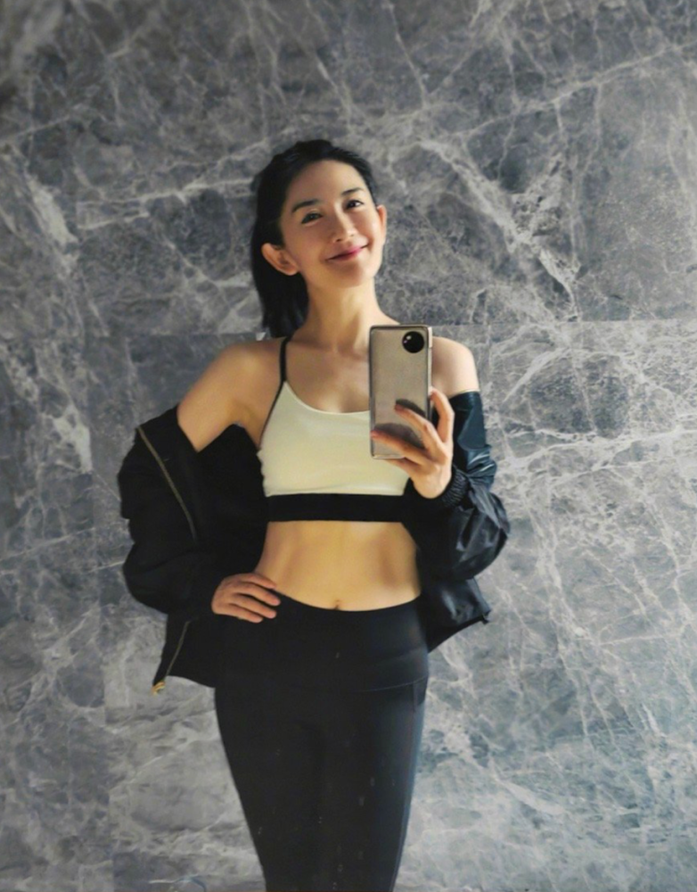 41岁谢娜为高考考生加油晒出高难度瑜伽美照腰肢纤细身材健美