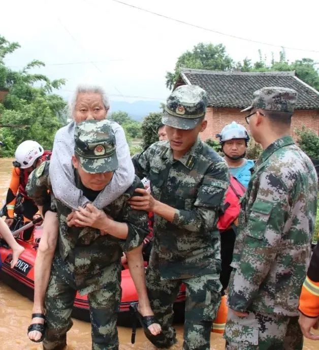 超感动！武警官兵用身体挡住洪水保护群众