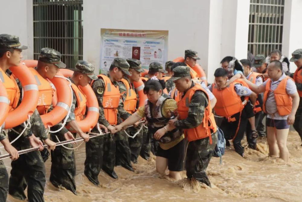 超感动！武警官兵用身体挡住洪水保护群众