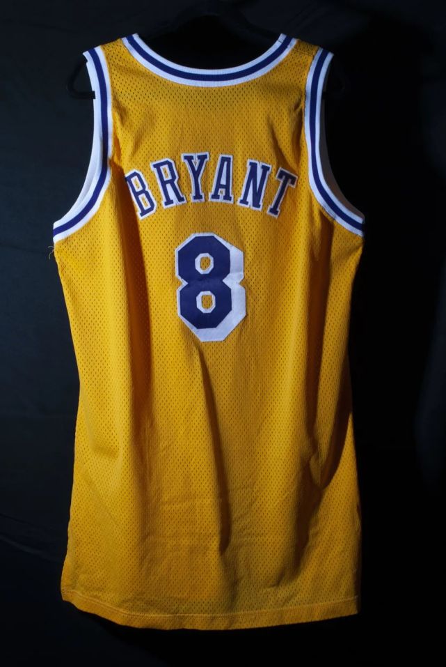 科比"新秀球衣"上架拍卖!成交价把我看傻了!