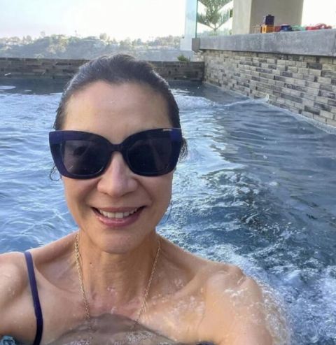 "侠女"杨紫琼现身与好友聚会 亲切合影状态超好