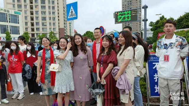 一举夺魁旗开得胜高考首日玉溪家长老师花式讨彩头