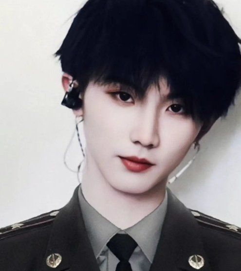 马嘉祺出考场穿一身黑衣一路小跑网友这姿势还以为抓小偷