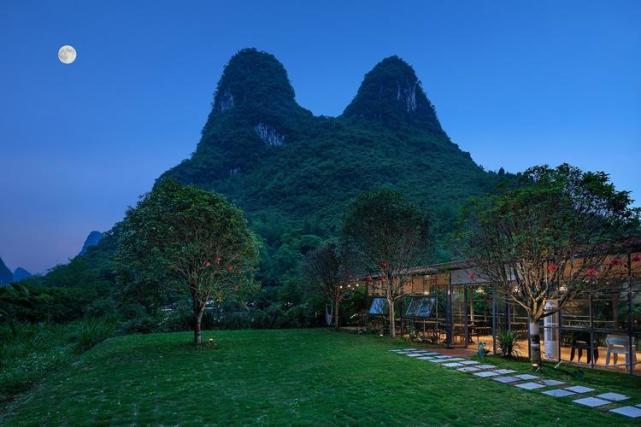 桂林山水秘境在阳朔,遇龙河里的风景民宿直视山野和田园风光
