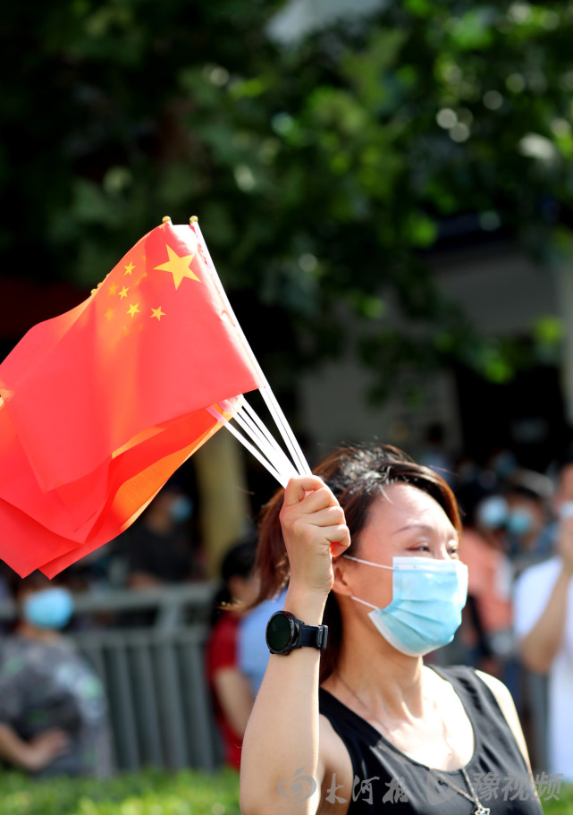 实拍图集2022高考来了家长在考点外摇旗助威给考生加油