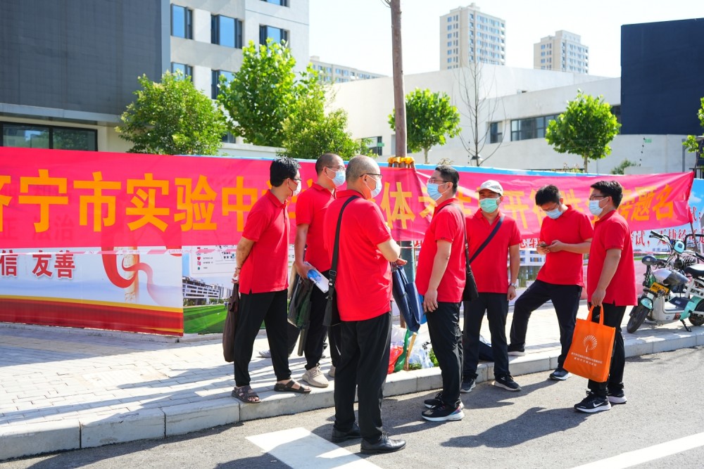 濟寧市育才中學考生領隊張友進介紹,駐紮在各考點的教師都是畢業班