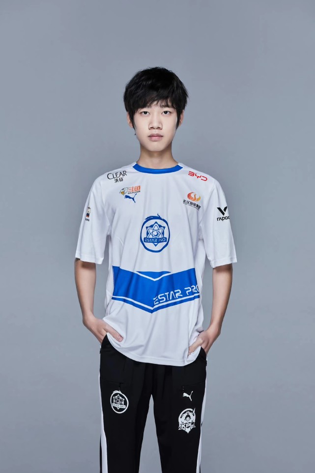 月色离开hero久竞之后就转到了vg.