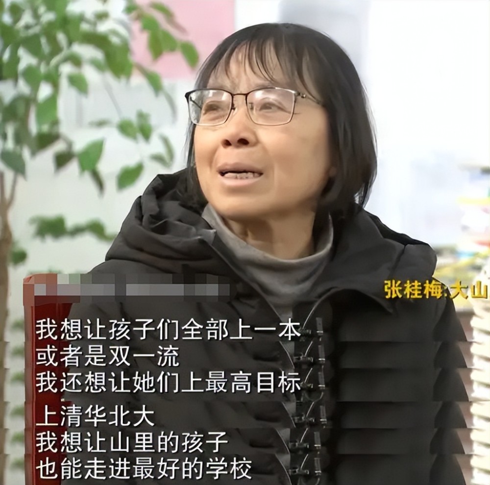 张桂梅坐公交车送学生进考场,手拿喇叭不停叮嘱,12年间从未缺席_腾讯