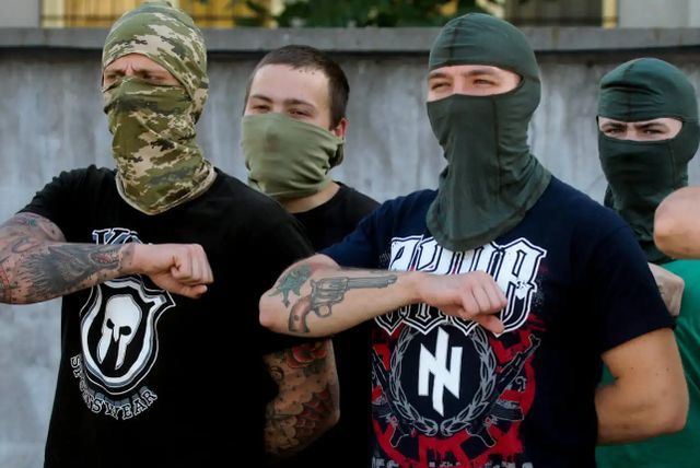 位于哈尔科夫市的亚速营新兵佩戴的是象征着乌克兰国徽的金色三叉戟