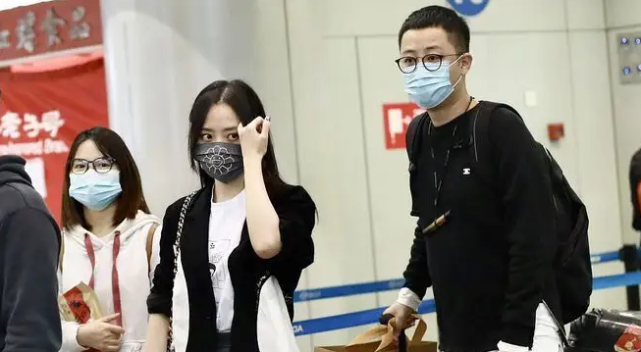 张靓颖陈秋莳逛超市被拍,两人双手紧握太甜蜜,男方曾是前夫伴郎