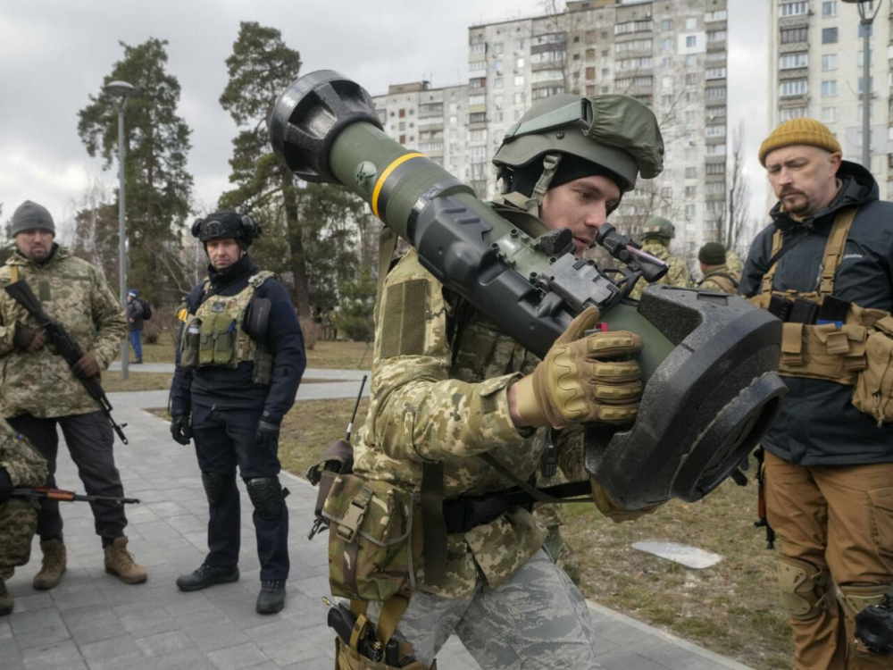 泽连斯基亲赴俄乌交战一线，却没穿任何防护装备，或是提前摆拍的停车场