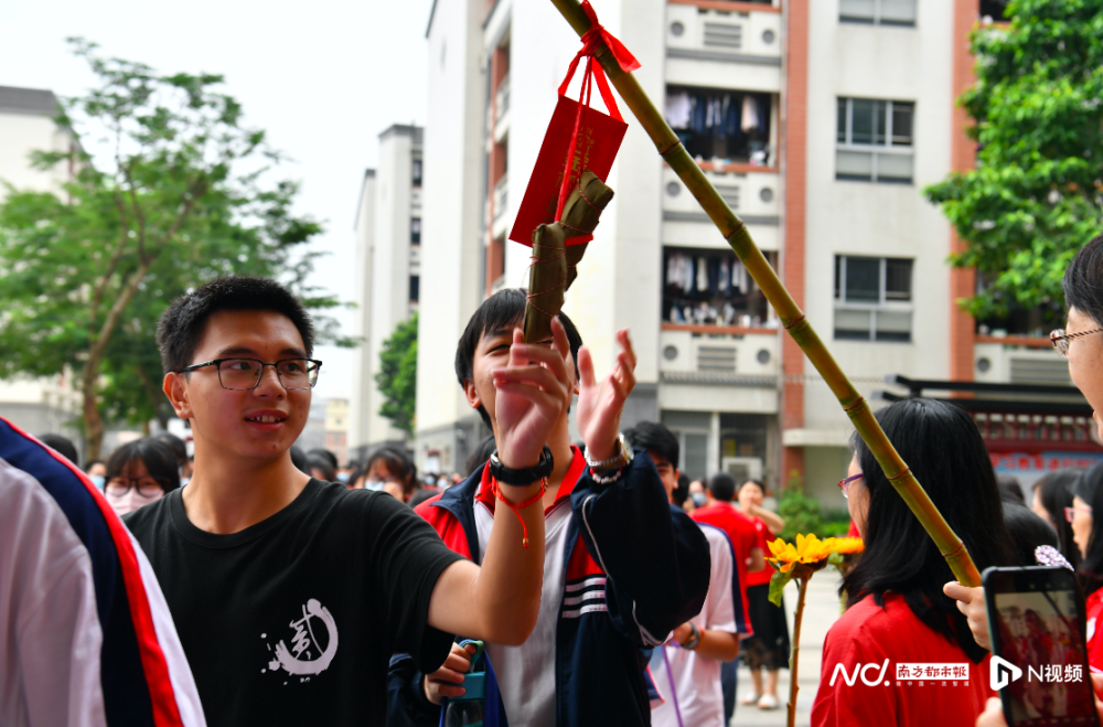 甘蔗(粤语"掂过碌蔗",意为成功)等祝福物件,高三语文备课组老师更是
